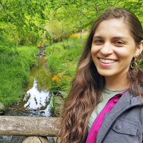 Allison Sidhu剖面图像,背景流和树木。