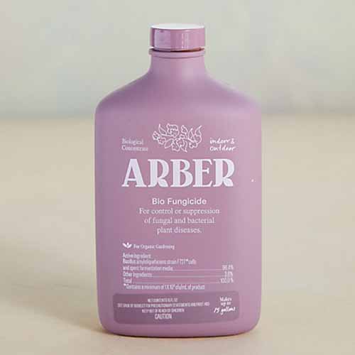浅棕色背景下一瓶Arber生物杀菌剂的近距离方形图像。