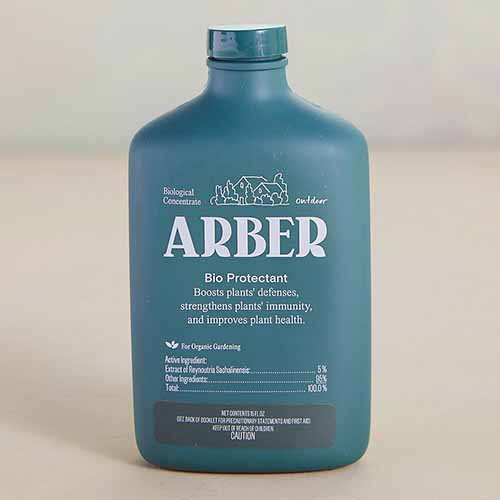 一瓶Arber生物保护剂被隔离在浅棕色背景上的特写。