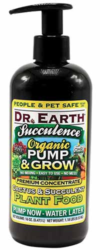 白色背景上的一瓶Dr Earth’s Succulence Pump和Grow的特写。